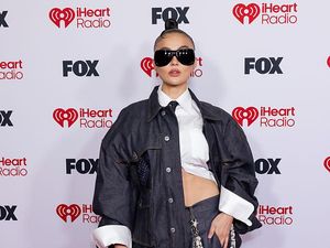 Foto: Gaya Agnez Mo Pamer Perut Rata di Red Carpet iHeartRadio 2026
