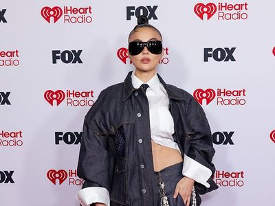 Foto: Gaya Agnez Mo Pamer Perut Rata di Red Carpet iHeartRadio 2026