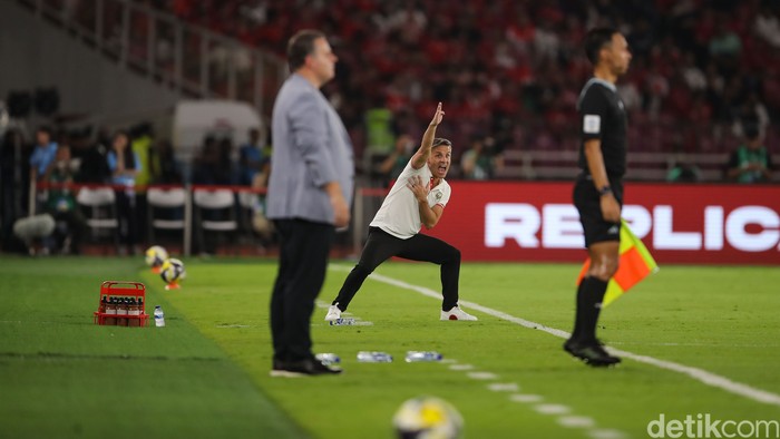 Pelatih Timnas Indonesia John Herman saat memberi arahan kepada Jay Idzez dan kawan-kawan di SUGBK, Jakarta, Jumat (27/3/2026).