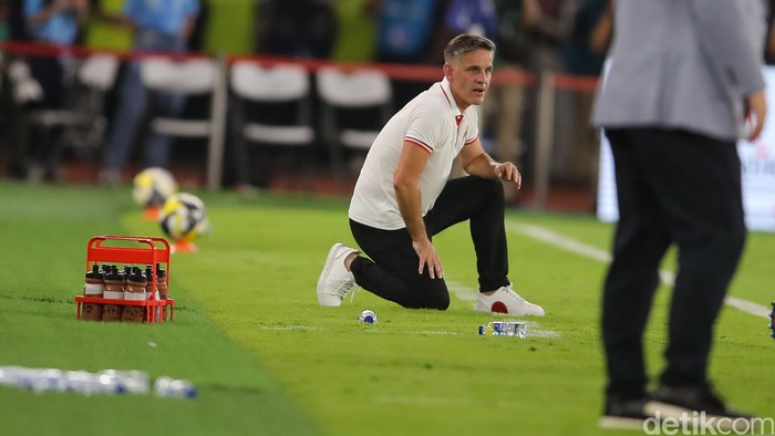 Pelatih Timnas Indonesia John Herman saat memberi arahan kepada Jay Idzez dan kawan-kawan di SUGBK, Jakarta, Jumat (27/3/2026).