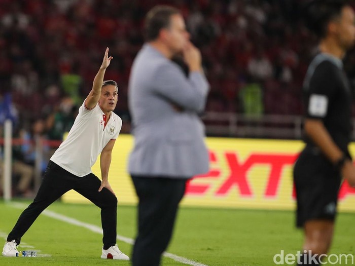 Pelatih Timnas Indonesia John Herman saat memberi arahan kepada Jay Idzez dan kawan-kawan di SUGBK, Jakarta, Jumat (27/3/2026).