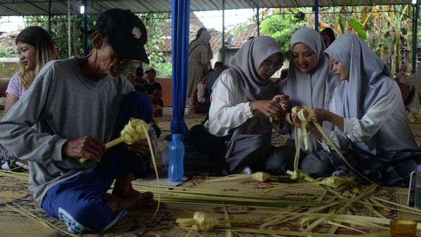 Generasi Muda Belajar Anyam Janur, Lestarikan Lebaran Ketupat,