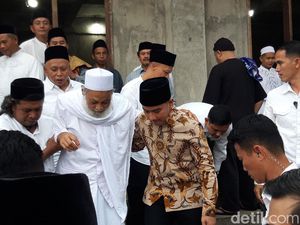 Kunjungi Ponpes Annajah Boyolali, Gibran Bagikan Sarung-Buku Tulis