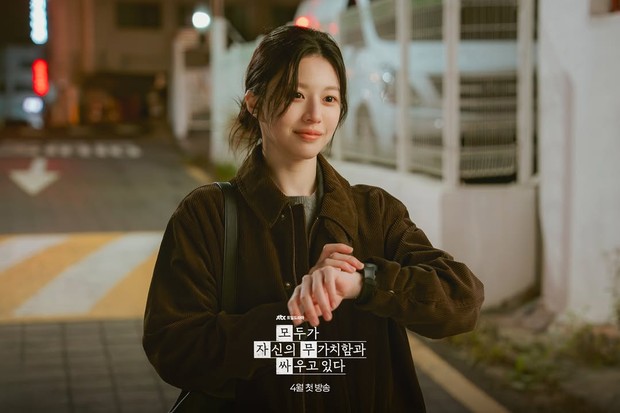 Go Youn Jung di We Are All Trying Here/ Foto: instagram.com/jtbcdrama Go Youn Jung berperan sebagai Byun Eun Ah.