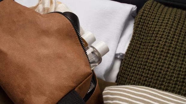 Gunakan campuran air dan cuka putih untuk membersihkan jamur di tas berbahan suede. /Foto: Freepik.com Cara padu padan tas