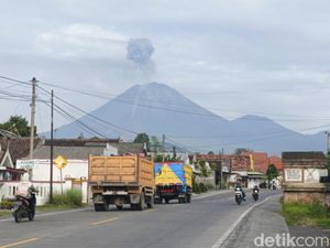 Gunung Semeru Erupsi, Abu Vulkanik Capai 1 Kilometer