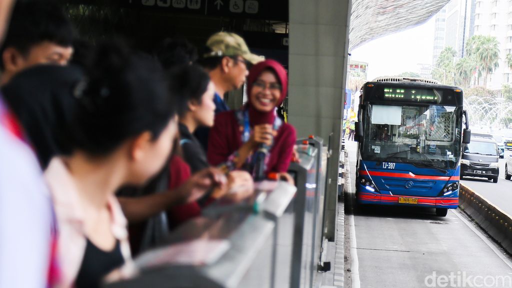 Sejumlah penumpang bersiap memasuki bus Transjakarta di Halte Tosari, Jakarta, Jumat (27/3/2026).