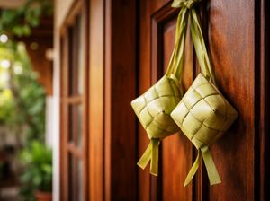 Bukan Sekadar Hiasan, Ini Makna Ketupat di Pintu Saat Lebaran