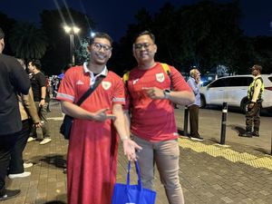 GBK Jadi Catwalk Dadakan, Suporter Timnas Tampil Percaya Diri