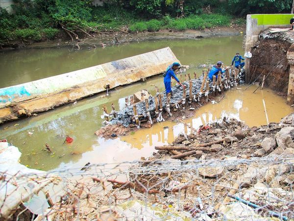 Kali Angke Diperkuat Usai Turap Ambruk
