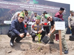 Kapolda Riau Tanam Pohon dan Beri Bantuan Mesin Ketinting untuk Nelayan Pulau Rupat