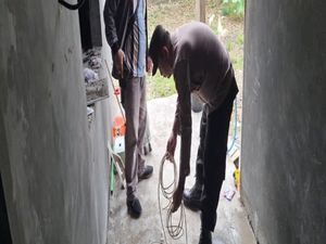 Tukang di Grobogan Tewas Tersetrum Saat Pegang Kabel Roll