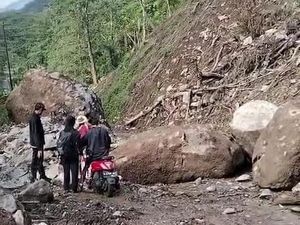 Longsor di Jalan Darmawulan-Tempur Jepara, Batu Segede Kerbau Berserakan