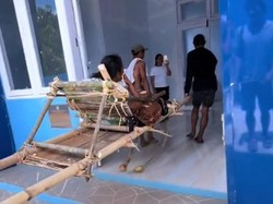 Warga di Mamuju 8 Jam Jalan Kaki Tandu Wanita Sakit gegara Jalan Rusak