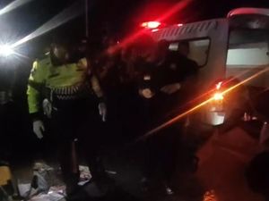 Pemotor di Maros Tewas Usai Diserempet Truk di Jalan Raya