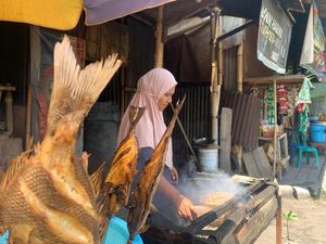 Pedagang Ikan di Mataram Cuan Jutaan Rupiah Jelang Lebaran Topat