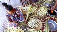 Melihat Pembuatan Dodol Daun Woka khas Lebaran Ketupat