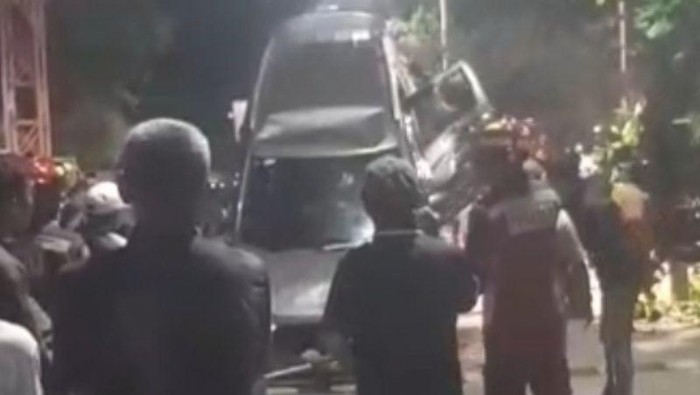 Mobil angkutan taksi daring diangkat usai terperosok ke dalam kali di kawasan Pademangan, Jakarta Utara pada Kamis (26/3/2026) (ANTARA/HO-Dokumentasi Pribadi).