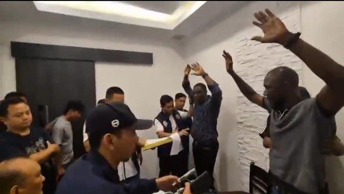 Momen penangkapan WN Liberia penipu black dollar di Jakbar (dok. Istimewa)