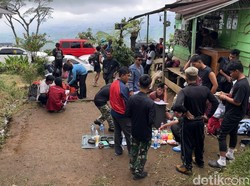 Ratusan Orang Mendaki Gunung Dempo Saat Libur Lebaran