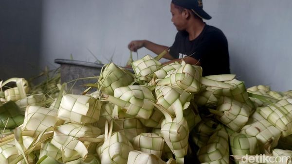 Berkah Lebaran Ketupat, Pedagang Ketupat Matang Kota Blitar Laris Manis