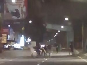 Pemuda Tawuran Ganggu Lalin Pettarani Makassar Malam-malam, Polisi Bubarkan