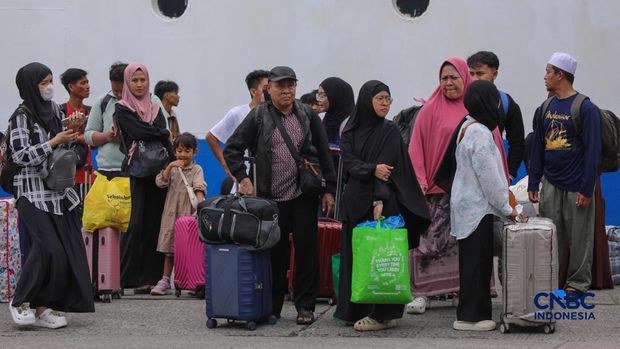 Pemudik tiba saat arus kembali Lebaran 2026 di Pelabuhan Penumpang Tanjung Priok, Jakarta, Jumat (27/3/2026). (CNBC Indonesia/Faisal Rahman)
