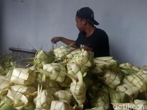Laris Manis, Pedagang Ketupat Kota Blitar Ketiban Berkah Lebaran