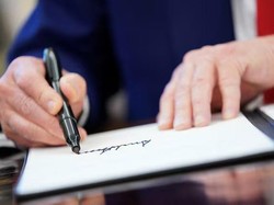 Pertama dalam Sejarah AS, Tanda Tangan Trump Ada di Uang Kertas Dolar