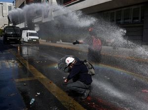 Protes Pemangkasan Anggaran Pendidikan Berujung Bentrok