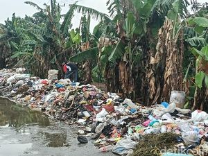 Sampah Sepanjang 100 Meter Menumpuk di Tinumpuk Indramayu