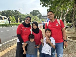 Bawa Anak Nonton Timnas, Momen Hangat di Tribun GBK
