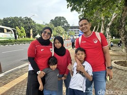 Bawa Anak Nonton Timnas, Momen Hangat di Tribun GBK