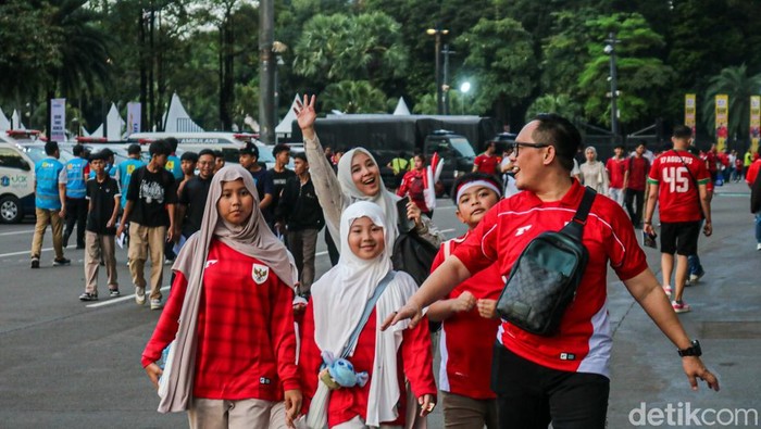 Suporter Timnas Indonesia mulai memadati area Gelora Bung Karno, Senayan, Jakarta, Jumat (27/3/2026), saat pertandingan FIFA Series 2026 yang akan digelar pada malam hari. Kehadiran mereka sejak sore menunjukkan tingginya antusiasme publik untuk mendukung langsung skuad Garuda.