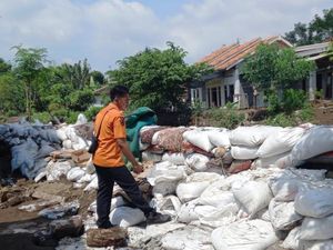 Tanggul Jebol Imbas Banjir di Kota Pasuruan Mulai Ditambal dengan Ini
