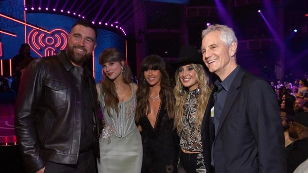  (FOR EDITORIAL USE ONLY) (L-R) Travis Kelce, Taylor Swift, Ella Langley, Lainey Wilson, and John Sykes, President, Entertainment Enterprises for iHeartMedia, Inc. attend the 2026 iHeartRadio Music Awards at Dolby Theatre on March 26, 2026 in Los Angeles, California.   Jon Kopaloff/Getty Images for iHeartRadio/AFP (Photo by Jon Kopaloff / GETTY IMAGES NORTH AMERICA / Getty Images via AFP)