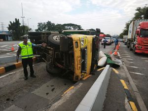 Truk Muat Jagung Terguling Jelang Gate Tol Waru, Lalin Sempat Tersendat