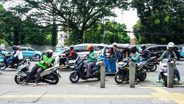 Sejumlah pengemudi ojek online (ojol) menunggu penumpang di depan Stasiun Gambir, Jakarta, Jumat (27/3/2026). Pemerintah berencana menerapkan kebijakan work from home (WFH) selama satu hari dalam sepekan usai Lebaran 2026 sebagai langkah efisiensi bahan bakar.