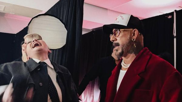 Eksis! Agnez Mo Hadir di iHeartRadio 2026 dan Ngakak Bareng AJ BSB