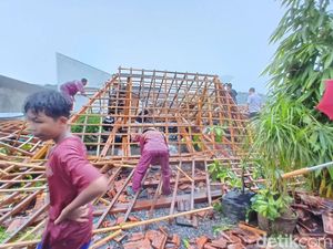 Angin Kencang Terjang Sleman, Genting Beterbangan-Joglo Roboh