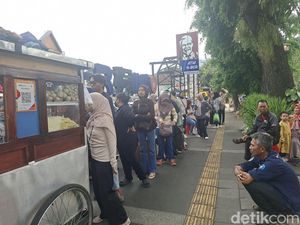 Antrean yang Tak Pernah Surut di Bakso Superindo Dago