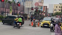 Barrier Beton di Adhyaksa Makassar Digeser Pak Ogah Bikin Jalan Sempit