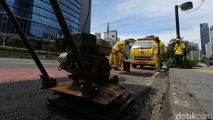 Jalan Berlubang di Thamrin Diperbaiki, Dampak Hujan Lebat Beberapa Hari Terakhir