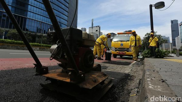 Jalan Berlubang di Thamrin Diperbaiki, Dampak Hujan Lebat Beberapa Hari Terakhir