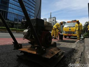 Jalan Berlubang di Thamrin Diperbaiki, Dampak Hujan Lebat Beberapa Hari Terakhir