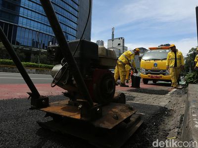 Jalan Berlubang di Thamrin Diperbaiki, Dampak Hujan Lebat Beberapa Hari Terakhir