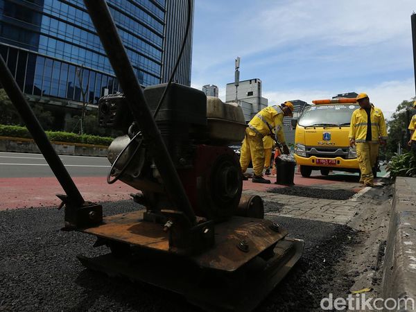 Jalan Berlubang di Thamrin Diperbaiki, Dampak Hujan Lebat Beberapa Hari Terakhir