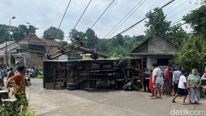 Kecelakaan tunggal kereta kelinci di Mojokerto
