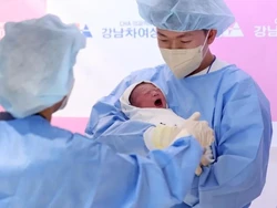 Bayi Pertama Lahir Setelah 17 Tahun, Satu Desa Gelar Spanduk Ucapkan Selamat