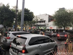 Arus Lalin Malioboro Terkini: Antrean Kendaraan Mengular!